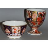 AN EARLY 19TH CENTURY CHAMBERLAIN WORCESTER IMARI PATTERN GOBLET SHAPED VASE and an English imari