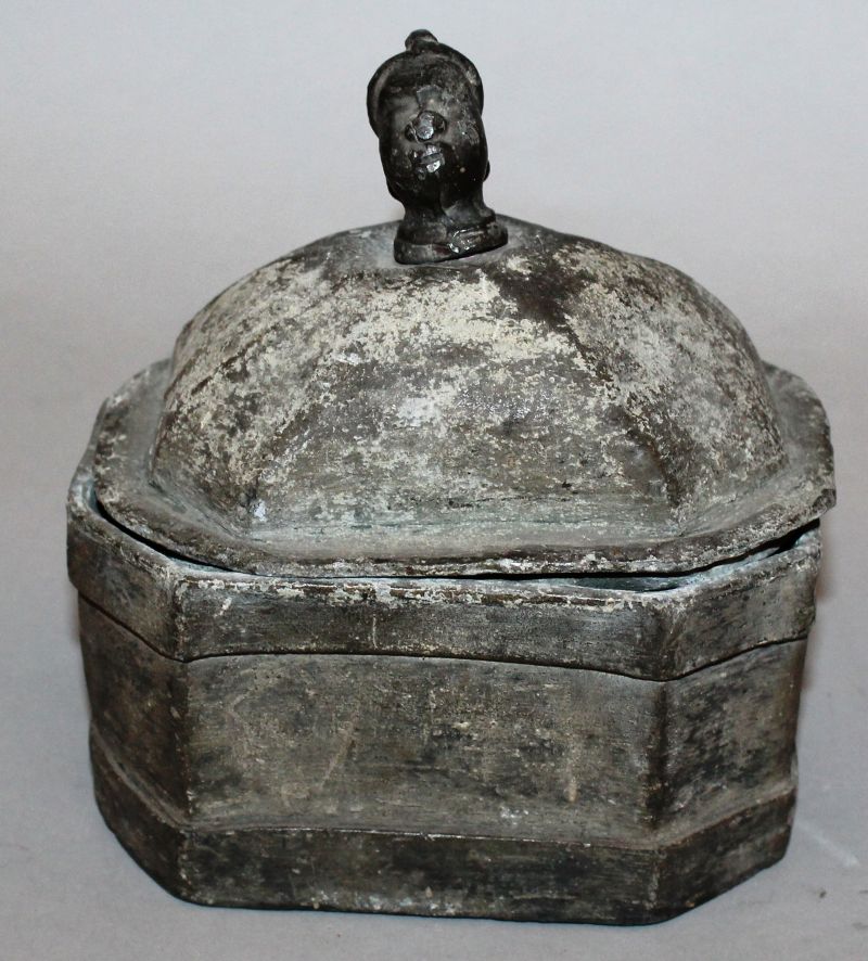 AN OCTAGONAL CIRCULAR BOX AND COVER, the lid with a head handle with plain sides. 5ins wide, 5.