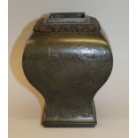 A GOOD & UNUSUAL 17TH/18TH CENTURY CHINESE BRONZE VASE, the square-section body decorated on the