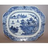 A LARGE 18TH CENTURY CHINESE QIANLONG PERIOD BLUE & WHITE PORCELAIN EXPORT DISH, painted with a