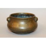A GOOD 17TH/18TH CENTURY CHINESE BRONZE CENSER, weighing 470 gm, the shoulders cast with