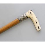 AN EARLY 20TH CENTURY JAPANESE SHIBAYAMA MOUNTED WOOD WALKING STICK, with an embossed silver metal