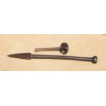 A SHEPHERD’S FOLD PITCHING BAR AND BEETLE. Fold beetle, early1800s. The 1.0m bar (drift) from