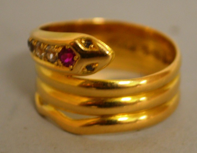 A GOOD 18CT YELLOW GOLD DIAMOND AND RUBY SNAKE RING.