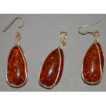 A PAIR OF AMBER EARRINGS AND PENDANT.