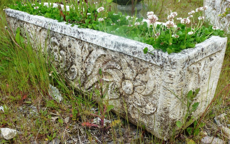 A RECONSTITUTED GARDEN TROUGH 3ft 4ins long.