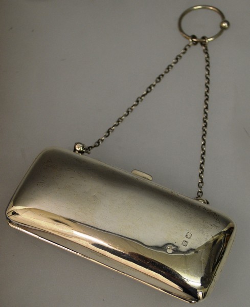 A GEORGE V PLAIN SILVER PURSE ON CHAIN. Birmingham 1912.