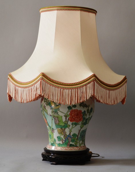 A LARGE CHINESE PORCELAIN LAMP AND SHADE.