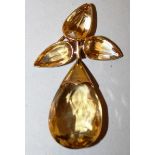 A LARGE GOLD MOUNTED TOPAZ BROOCH.