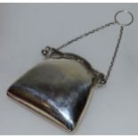 A GEORGE V PLAIN SILVER PURSE ON CHAIN. Birmingham 1915.