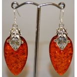 A PAIR OF SILVER MOUNTED AMBER DROP EARRINGS.