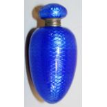 AN EDWARDIAN BLUE ENAMEL SCENT BOTTLE.