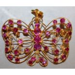 A VERY GOOD 22CT YELLOW GOLD AND RUBY PENDANT BROOCH.