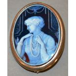 AN OVAL CAMEO BROOCH.