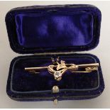 AN EDWARDIAN SAPPHIRE AND DIAMOND FLOWER BAR BROOCH in yellow gold.