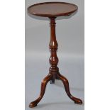 A GEORGIAN STYLE MAHOGANY CIRCULAR TRAY TOP TRIPOD TABLE with curving legs on pad feet. 1ft