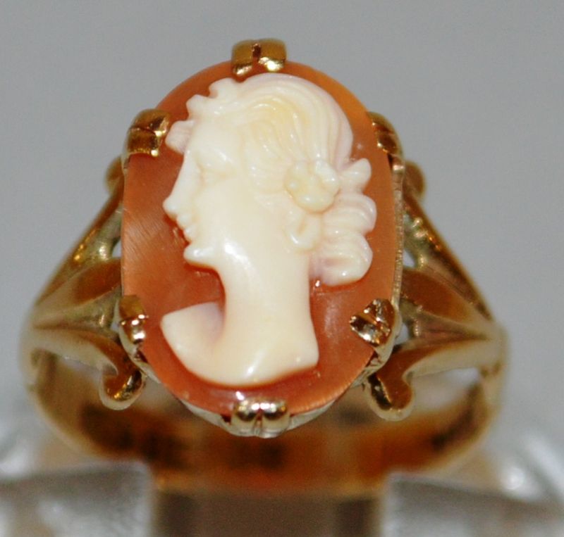 A GOOD OVAL CAMEO RING of a young lady, set in 9ct gold.