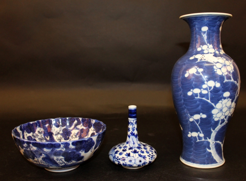 A GROUP OF CHINESE & JAPANESE PORCELAIN, 18th Century and later, comprising a pair of Japanese Imari - Image 3 of 3