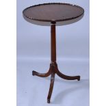 A GEORGIAN STYLE MAHOGANY CIRCULAR TRAY TOP TRIPOD TABLE with fluted column and curving legs. 1ft