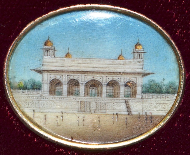 A SET OF FOUR SMALL INDIAN OVAL MINIATURES OF BUILDINGS, 1in wide, reframed in gilt and velvet - Image 3 of 4