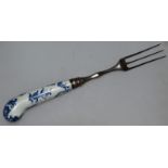 AN 18TH CENTURY WORCESTER UNDER-GLAZE BLUE FORK, painted with trailing flowers.