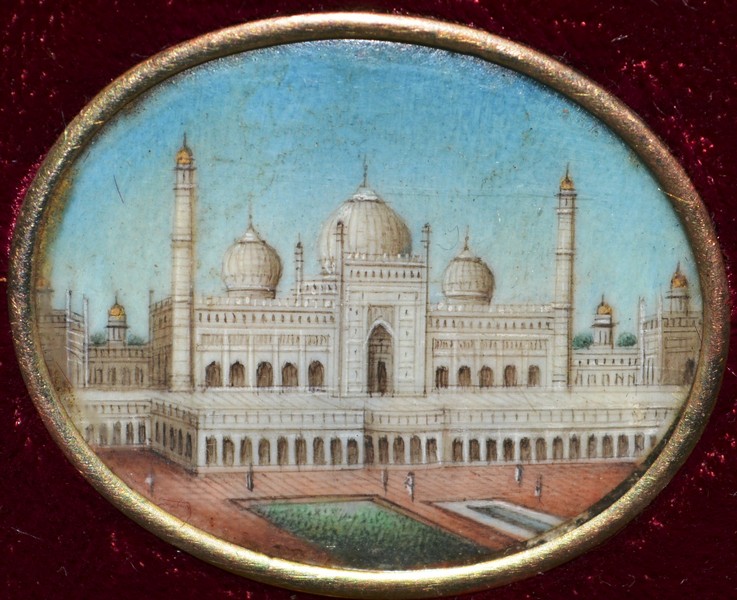 A SET OF FOUR SMALL INDIAN OVAL MINIATURES OF BUILDINGS, 1in wide, reframed in gilt and velvet - Image 4 of 4