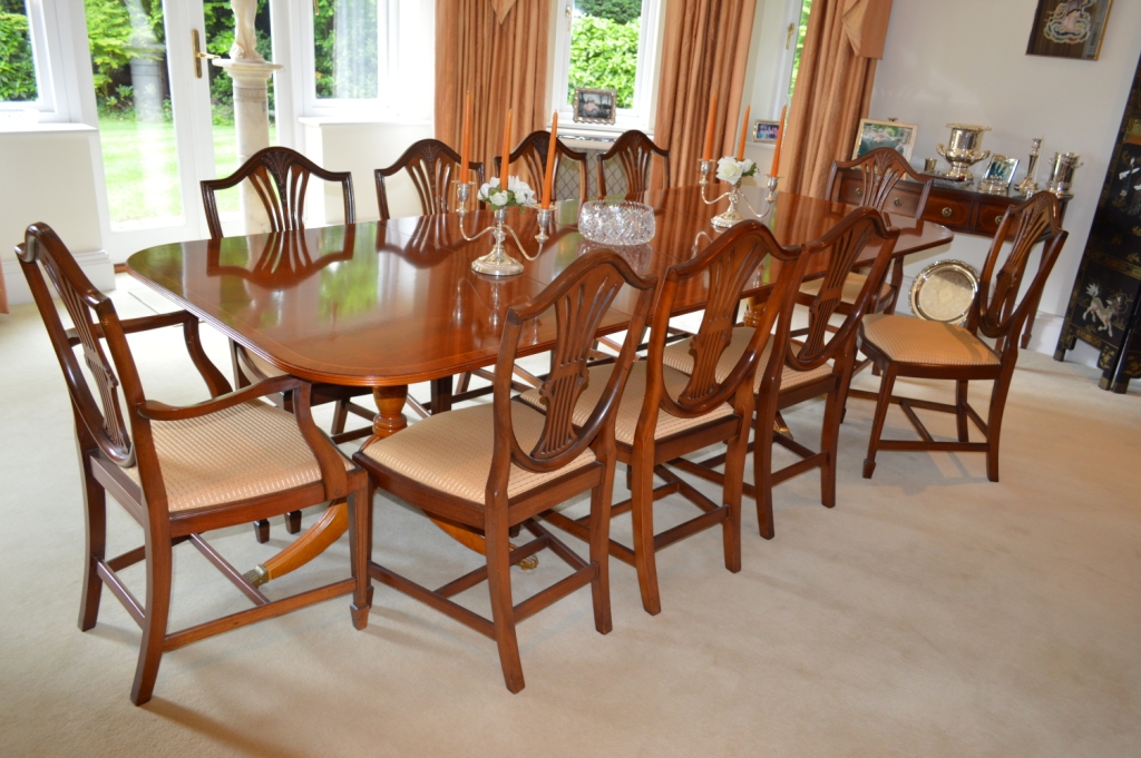 A VERY GOOD GEORGIAN STYLE MAHOGANY DOUBLE PILLAR DINING TABLE with two loose leaves with reeded