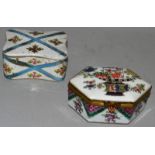 A 19TH CENTURY PARIS BOX AND COVER IN CHINESE STYLE, a Paris porcelain Sevres type box and cover