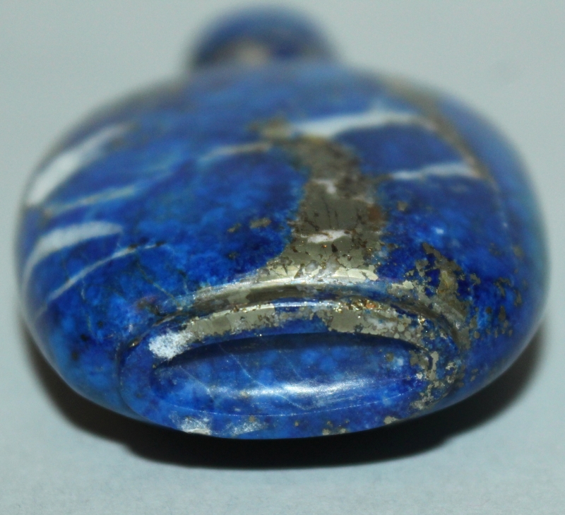 A GOOD QUALITY CHINESE LAPIS LAZULI SNUFF BOTTLE & STOPPER, the predominantly blue stone with - Image 3 of 3