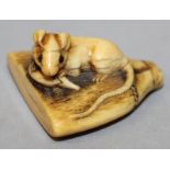 A GOOD QUALITY JAPANESE MEIJI PERIOD IVORY NETSUKE OF A RAT ON A BROOM’S HEAD, the details well