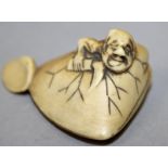 AN UNUSUAL 19TH CENTURY SIGNED JAPANESE IVORY NETSUKE OF A MAN ESCAPING FROM A CLAM, the man holding