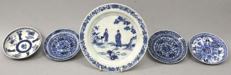 AN EARLY 18TH CENTURY CHINESE BLUE & WHITE PORCELAIN SAUCER, painted with ‘long eliza’ and foliate - Image 2 of 5