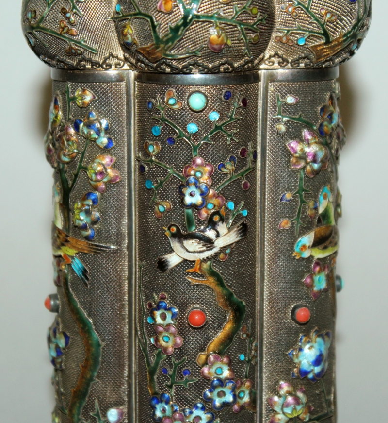 A FINE QUALITY 20TH CENTURY CHINESE ONLAID & ENAMELLED SILVER-METAL CADDY & COVER, of hexagonal - Image 3 of 7