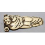 A GOOD 18TH/19TH CENTURY JAPANESE EDO PERIOD NETSUKE OF A SLEEPING TRAVELLER, carved to be used also