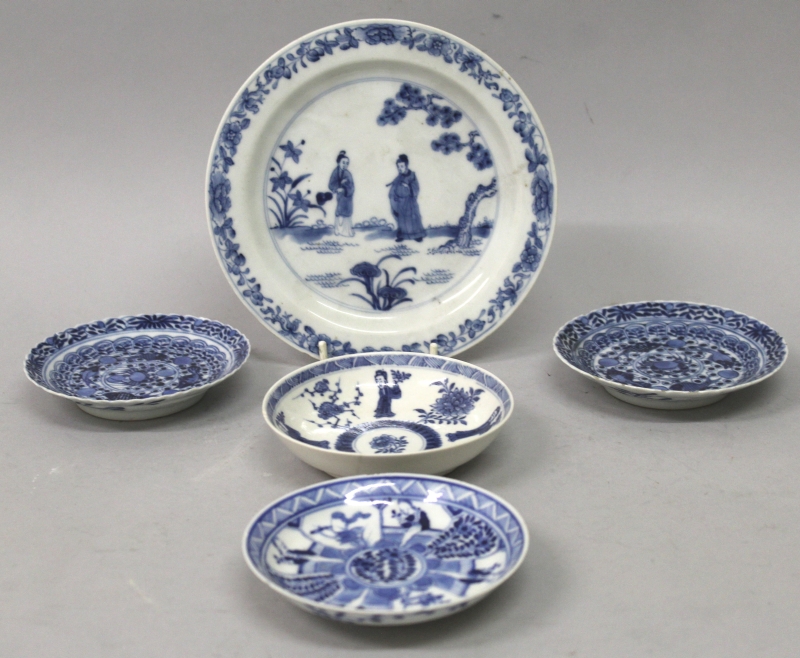AN EARLY 18TH CENTURY CHINESE BLUE & WHITE PORCELAIN SAUCER, painted with ‘long eliza’ and foliate