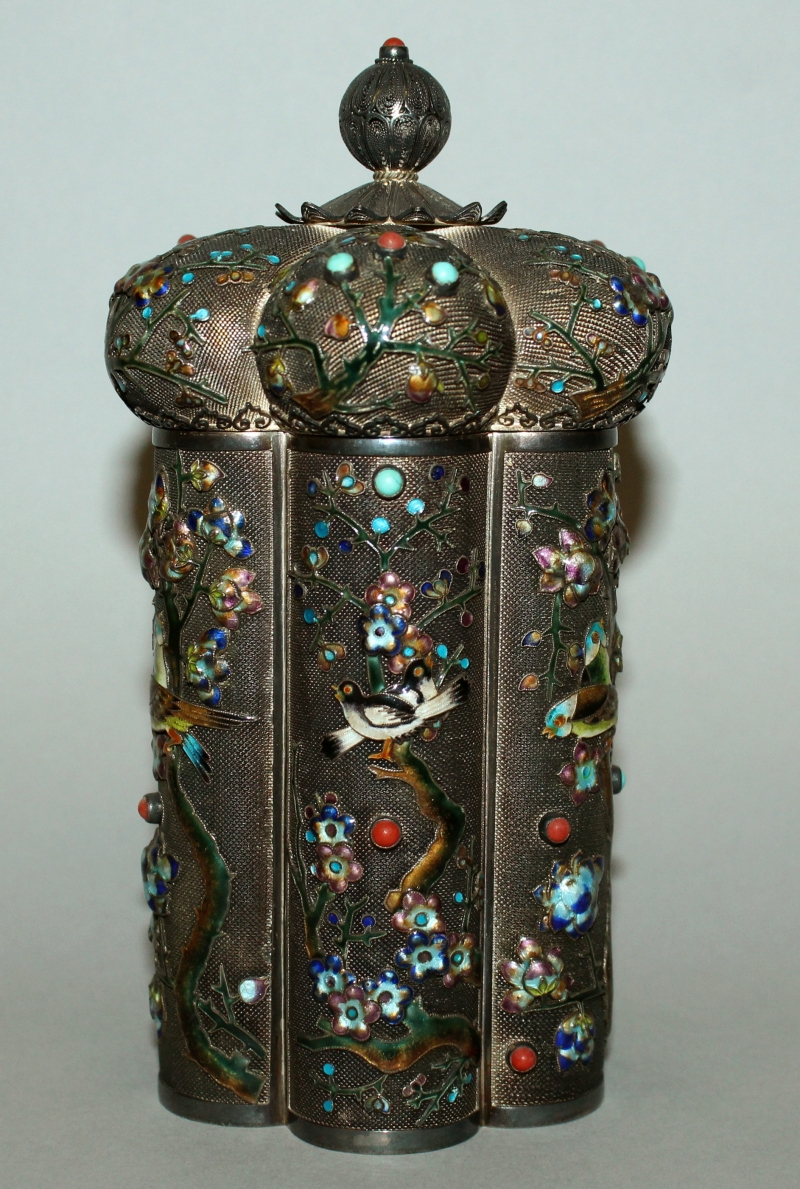 A FINE QUALITY 20TH CENTURY CHINESE ONLAID & ENAMELLED SILVER-METAL CADDY & COVER, of hexagonal - Image 2 of 7