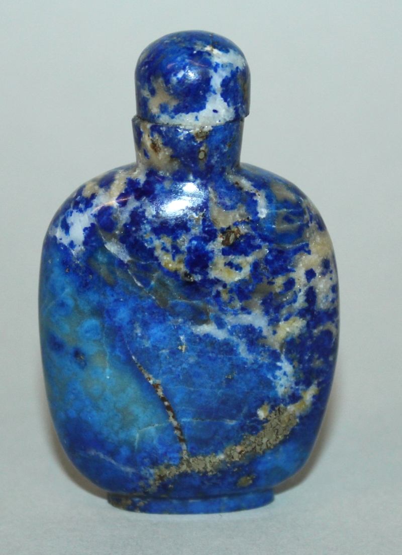 A GOOD QUALITY CHINESE LAPIS LAZULI SNUFF BOTTLE & STOPPER, the predominantly blue stone with