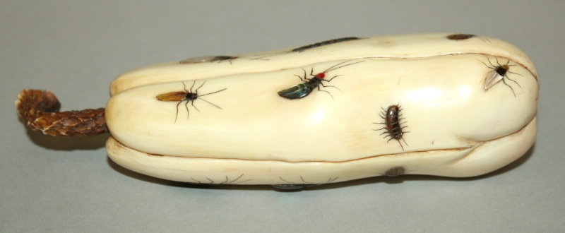 AN EROTIC SIGNED IVORY & SHIBAYAMA MODEL OF A POD, inlaid in mother-of-pearl and hardstones with a - Image 2 of 4