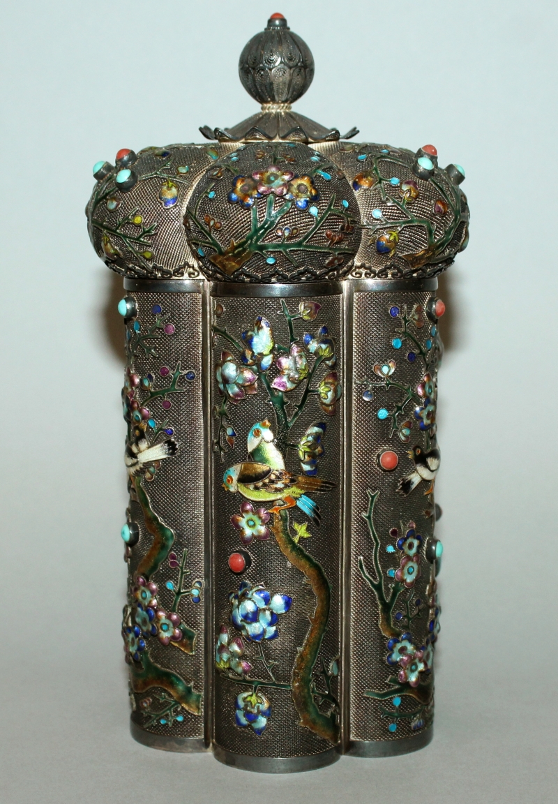 A FINE QUALITY 20TH CENTURY CHINESE ONLAID & ENAMELLED SILVER-METAL CADDY & COVER, of hexagonal