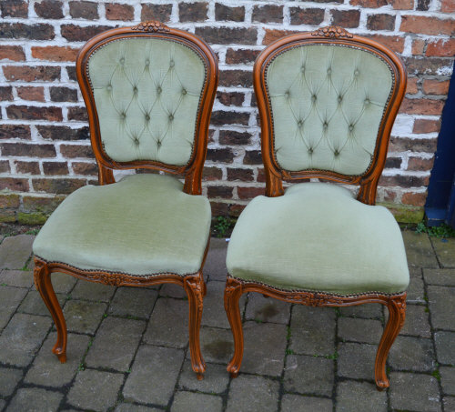 2 reproduction Vict button back chairs