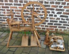 Working spinning wheel with accessories