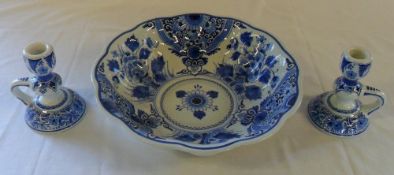 Delft blue and white bowl & pair of Delf