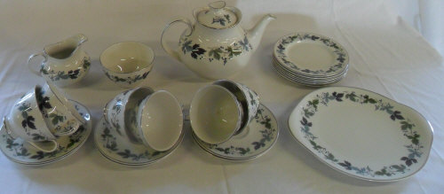 Pt Royal Doulton 'Burgundy' tea service