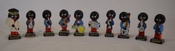 9 Robertson's golly bandsmen figures & a