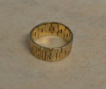 9ct gold ring, total weight 4.5g