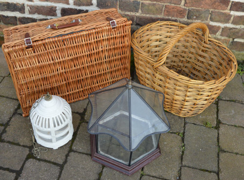 Wicker basket, picnic basket, hanging pl