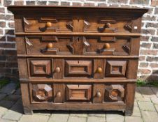 Late 17th/early 18th century oak chest o