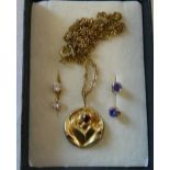 2 pairs of 9ct gold earrings & gilt silv