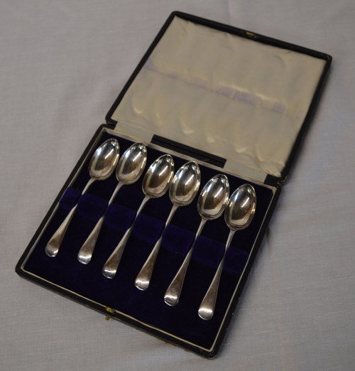Silver cased set of spoons, Sheffield 19