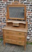 Late Victorian chest of drawers / dressi